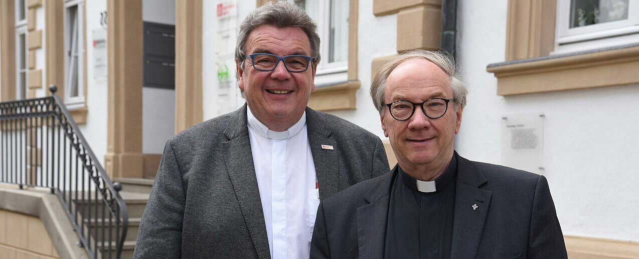 Monsignore Georg Austen (Hauptgeschäftsführer des Bonifatiuswerkes) mit Pfarrer i.R Wolfgang Winkelmann vor der Zentrale des Bonifatiuswerkes. (Foto: Theresa Meier)