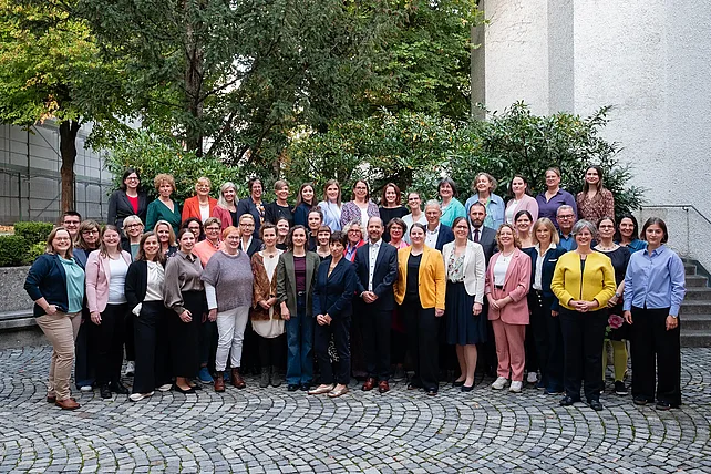Die Mentees, Mentor*innen und Mitglieder der Programmsteuerungsgruppe des Mentoring-Durchgangs 2025/26 bei der Abschlussveranstaltung in Augsburg. Foto: Stefan Winterstetter / Hildegardis-Verein e.V.
