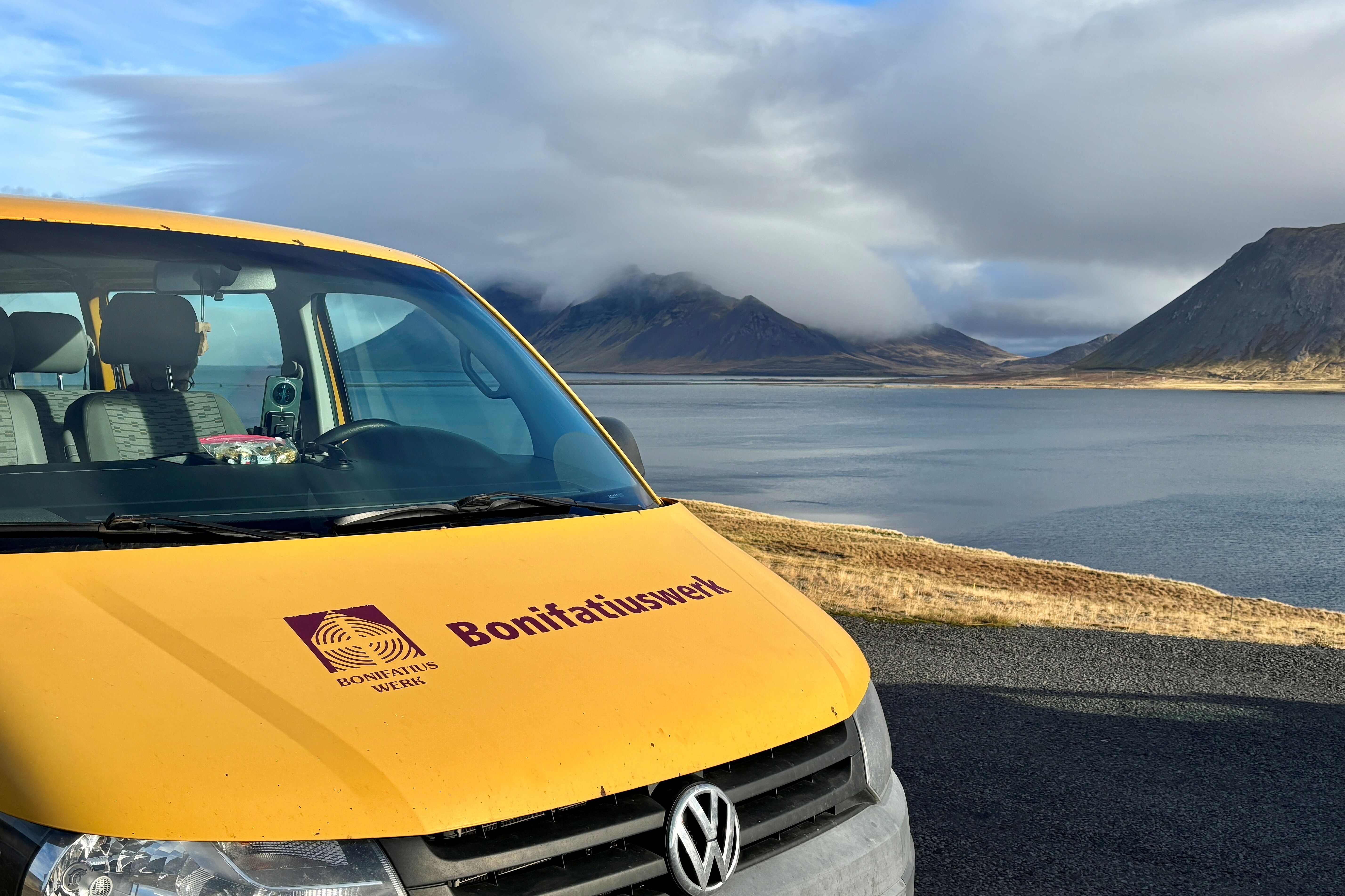 Mit dem BONI-Bus werden die Gemeindemitglieder in Island zum Beispiel zu den Gottesdiensten gefahren. (Foto: Msgr. Georg Austen)