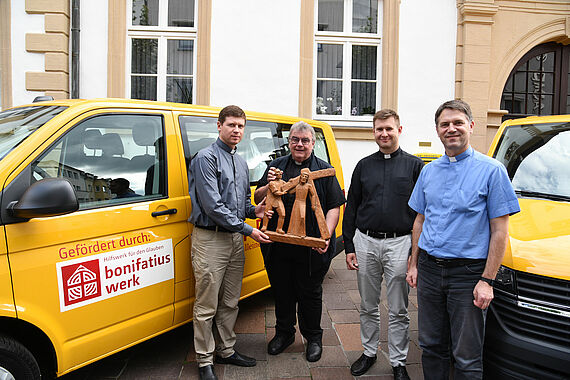 Bonifatiuswerk-Generalsekretär Monsignore Georg Austen (2.v.l.) überreicht den drei Priestern aus Estland dieses Holzkunstwerk, das mit weiteren Devotionalien seinen Weg in die Pfarrei St. Peter und Paul in Tallinn. (Foto: Theresa Meier)