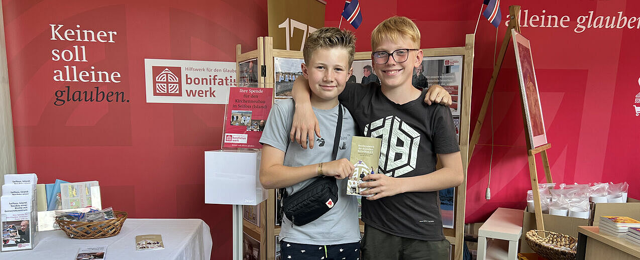 Haben eine Spendenaktion für das Bonifatiuswerk gestartet (von links): Luc Zimmermann aus Dortmund und Lennart Maas aus Warburg. (Foto: Marisa Grummich)