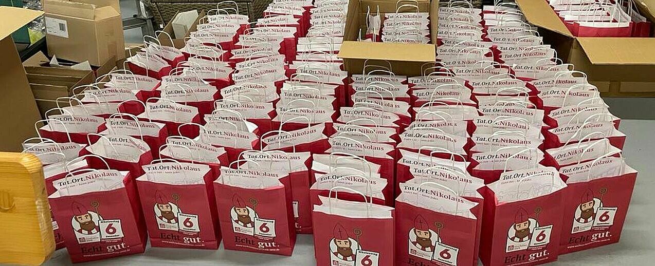 Die Caritas Konfernz Holsen-Schwelle-Winkhausen packte 200 Nikolaustüten für die Kinder der Familien, die die "Speisenkammer Salzkotten" aufsuchen. (Foto: Marlies Sandbothe)