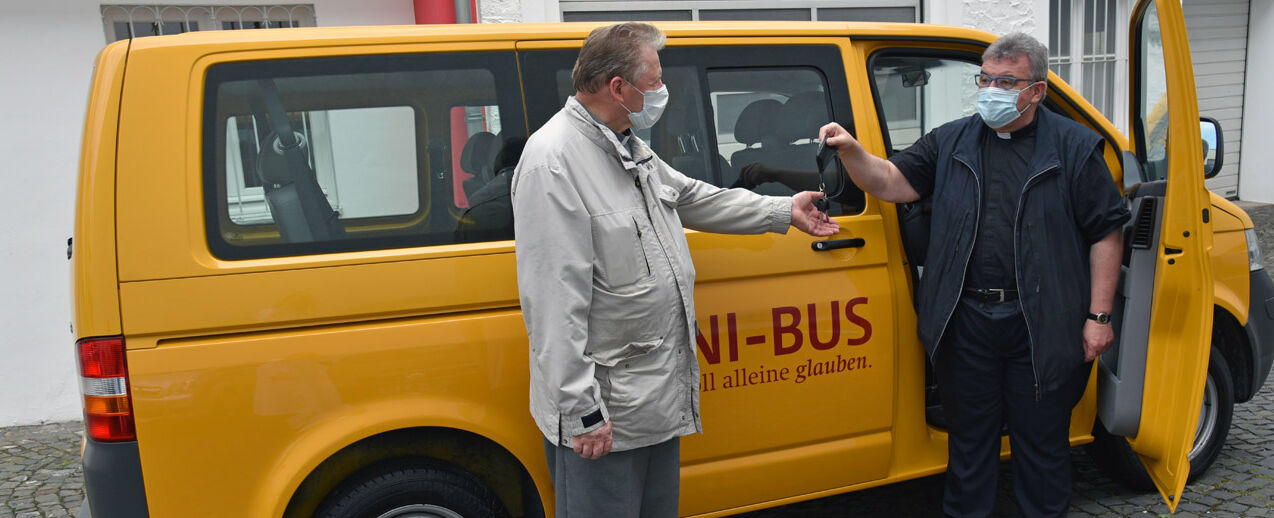 Monsignore Georg Austen übergibt Pfarrer Antons Anglonietis die Schlüssel des BONI-Busses. (Foto: Sr. Theresita M. Müller)