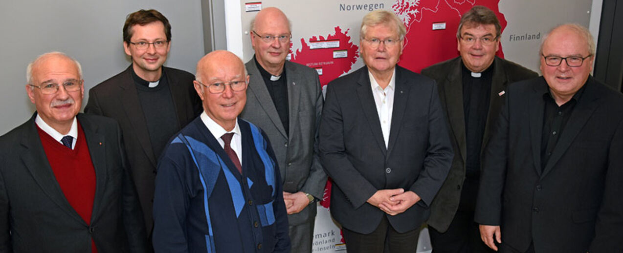 v.l.: Dr. Gerhard Albert (Geschäftsführer Renovabis), Ordinariatsrat Thomas Renze (Leiter Seelsorgeamt Bistum Fulda), Pfarrer Klaus Hoheisel (Bistum Passau), Generalvikar Alfons Hardt (Erzbistum Paderborn), Pfarrer Alfred Manthey (Bistum Münster), Monsignore Georg Austen (Geschäftsführer Diaspora-Kommissariat) und Generalvikar Theo Paul (Bistum Osnabrück). Foto: Patrick Kleibold