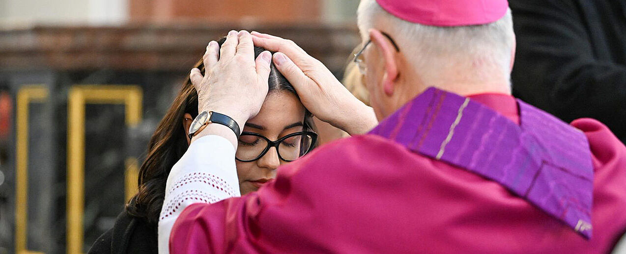 Einzeln legte Bischof Heinrich Timmerevers den Taufbewerbern die Hände auf.  (Foto: Dompfarrer Norbert Büchner)