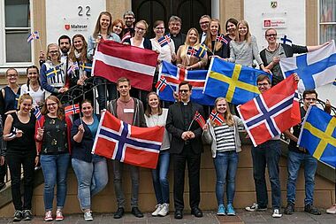 Mitte Juli haben sich 16 zukünftige Bonifatius-Praktikanten im Bonifatiushaus in Paderborn getroffen, um sich auf ihre Einsatzorte in Schweden, Norwegen, Finnland, Island und Lettland einzustimmen.