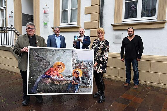 Monsignore Georg Austen (Generalsekretär Bonifatiuswerk), Ingo Imenkämper (Geschäftsführer Bonifatiuswerk), Simon Rüffin (Bereichsleiter) und Sylvia Vandermeer mit Frank Meierewert. (Foto: Theresa Meier)