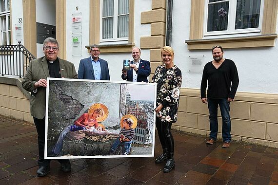 Monsignore Georg Austen (Generalsekretär Bonifatiuswerk), Ingo Imenkämper (Geschäftsführer Bonifatiuswerk), Simon Rüffin (Bereichsleiter) und Sylvia Vandermeer mit Frank Meierewert. (Foto: Theresa Meier)