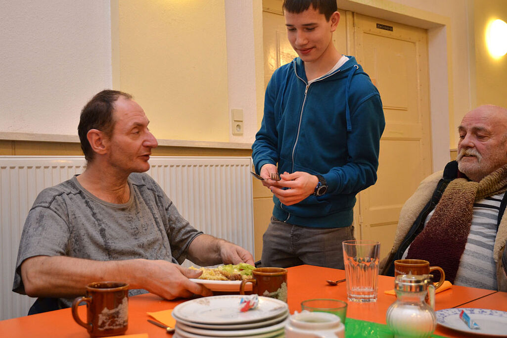 Colin absolviert im Rahmen seiner Firmvorbereitung in der Wärmestube seinen sozialen Einsatz. (Foto: Alfred Herrmann)