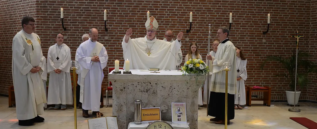 Mit einem Gottesdienst mit Weibischof Johannes Wübbe ist die Wiedereröffnung des Gemeindezentrums gefeiert worden. (Foto: Marion Bleumer)