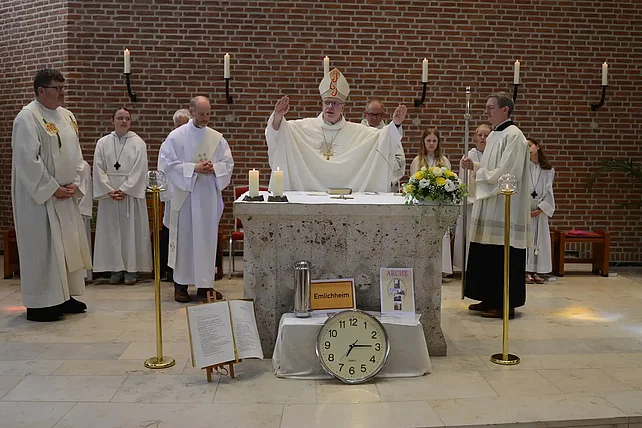 Mit einem Gottesdienst mit Weibischof Johannes Wübbe ist die Wiedereröffnung des Gemeindezentrums gefeiert worden. (Foto: Marion Bleumer)