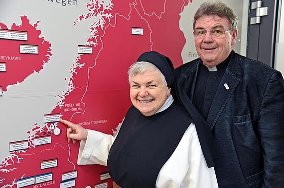 Die Priorin des Marienklosters, Schwester Gilkrist Lavigne, gemeinsam mit Monsignore Georg Austen im Bonifatiushaus in Paderborn. Foto: Theresa Meier