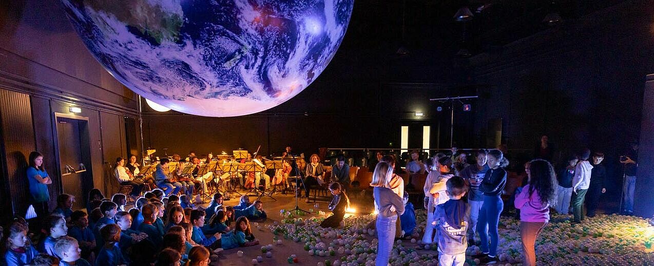 Kinder und Jugendliche aus fünf Hamburger Schulen erarbeiteten unter der Leitung von Theater-Profis als Junges Ensemble Musiktheater (JEM) das Stück "Die verlorenen Kinder von Nimmerland". (Foto: Christina Körte)