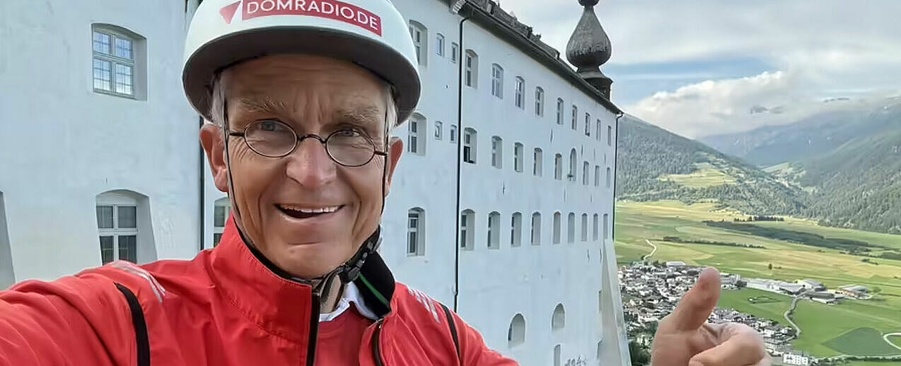 DOMRADIO.DE-Chefredakteur Ingo Brüggenjürgen bei der Ankunft im Kloster Marienberg im Südtirol. (Foto: Ingo Brüggenjürgen/DR)