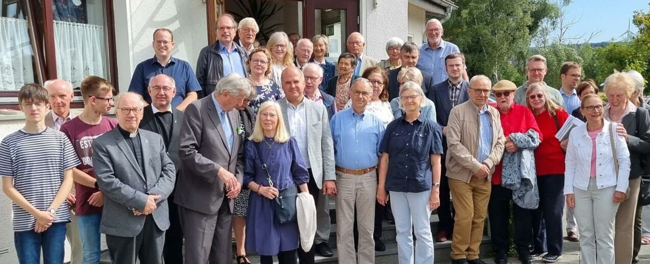Über fünfzig Interessierte kamen in der Kirchengemeinde St. Marien in Schlangen zu einem Informationstreffen des Diözesan-Bonifatiuswerkes zusammen. (Foto: Diözesan-Bonifatiuswerk)