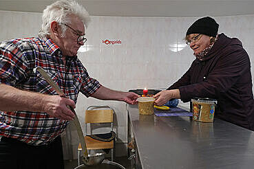 Jurgis Malbergs schenkt die Brühe in der Suppenküche aus. (Foto: Markus Nowak)