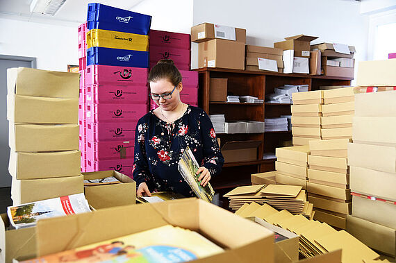 Unsere Bundesfreiwilligendienstlerin unterstützt den Versand mit den Erstkommunionpaketen. Foto: Theresa Meier 