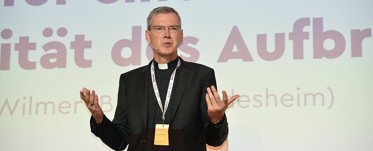 Bischof Dr. Heiner Wilmer spricht in seinem Impuls über robuste Spiritualität. (Foto: Matthias Band)