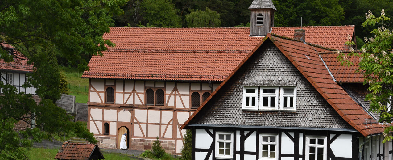 Ein Refugium zwischen Wäldern und Feldern: das Klostergelände der Ordensfrauen (Foto: David Gorny)