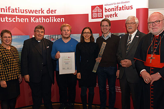 Ein Sonderpreis geht an die Jugendkirche Sam im Erzbistum Berlin. Von Links: Jurymitglied Uta Raabe, Monsignore Georg Austen, Marco Wölbling, Christine Sentz, Christian Andrees, der Präsident des Bonifatiuswerkes, Heinz Paus, und Kardinal Reinhard Marx.