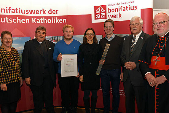 Ein Sonderpreis geht an die Jugendkirche Sam im Erzbistum Berlin. Von Links: Jurymitglied Uta Raabe, Monsignore Georg Austen, Marco Wölbling, Christine Sentz, Christian Andrees, der Präsident des Bonifatiuswerkes, Heinz Paus, und Kardinal Reinhard Marx.