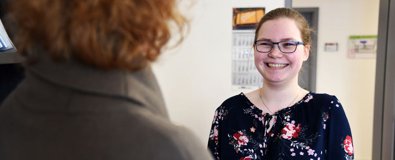 Johanna Meyer im Gespräch mit einer Kollegin. Foto: Theresa Meier