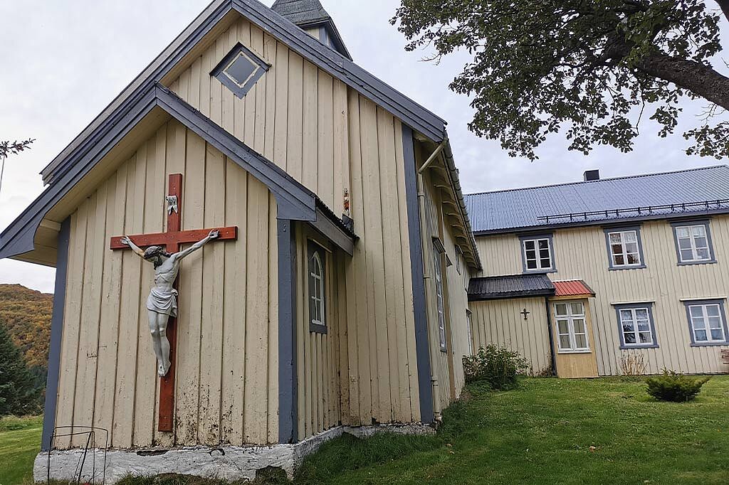 Die Witterung macht der Holzfassade der Kirche zu schaffen.  (Foto: P. Rafal Ochojski)