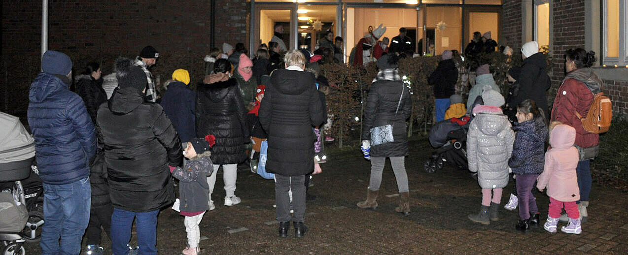 Der Nikolaus kommt bei den Familien und Kindern gut an. (Foto: Sr. Kathrin Vogt)