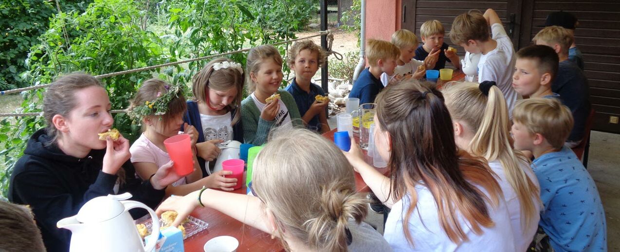 Die Kinder stärken sich nach getaner Arbeit. (Foto: Sr. M. Victoria)