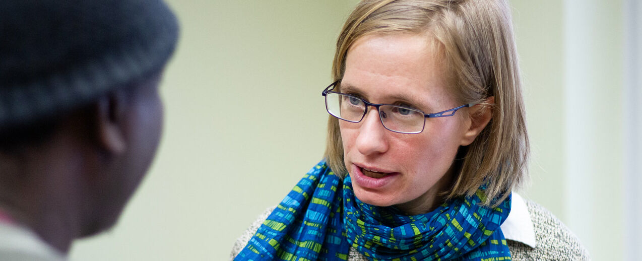 Sr. Regina Stallbaumer sa im Gespräch mit einem Geflüchteten. (Foto: Martina Schneider)