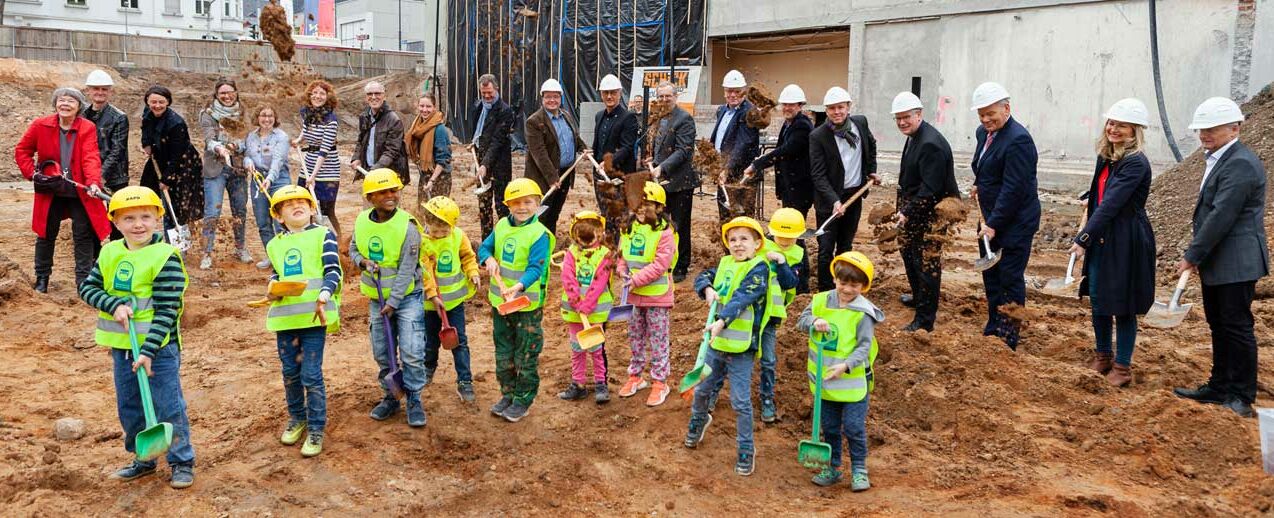 Kinder des Kindergarten St. Peter und Paul griffen am vergangenen Freitag zum Spaten. (Foto: Ludger Paprotny)