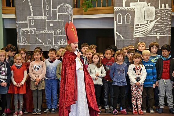DANKE: Die Kinder der Grundschule führten ein kurzes Nikolaus-Musical auf. Foto: Patrick Kleibold