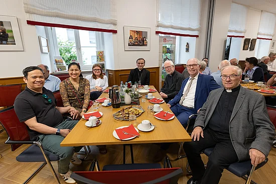 Beim Spendernachmittag: Nicador G. und Lara May C. Diaz (Grönland), Theologin Marge Paas (Estland), Bischof Philippe Jourdan (Tallinn/Estland), Generalvikar Niels Engelbrecht (Kopenhagen), Bonifatiuswerk-Präsident Manfred Müller und Pfarrer Wolfgang Winkelmann (v.l.). Foto: Hartmut Salzmann