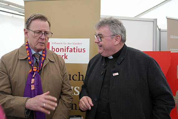 Bodo Ramelow spricht über aktuelle kirchenpolitische Themen mit Monsignore Austen. Foto: Pia Wittek