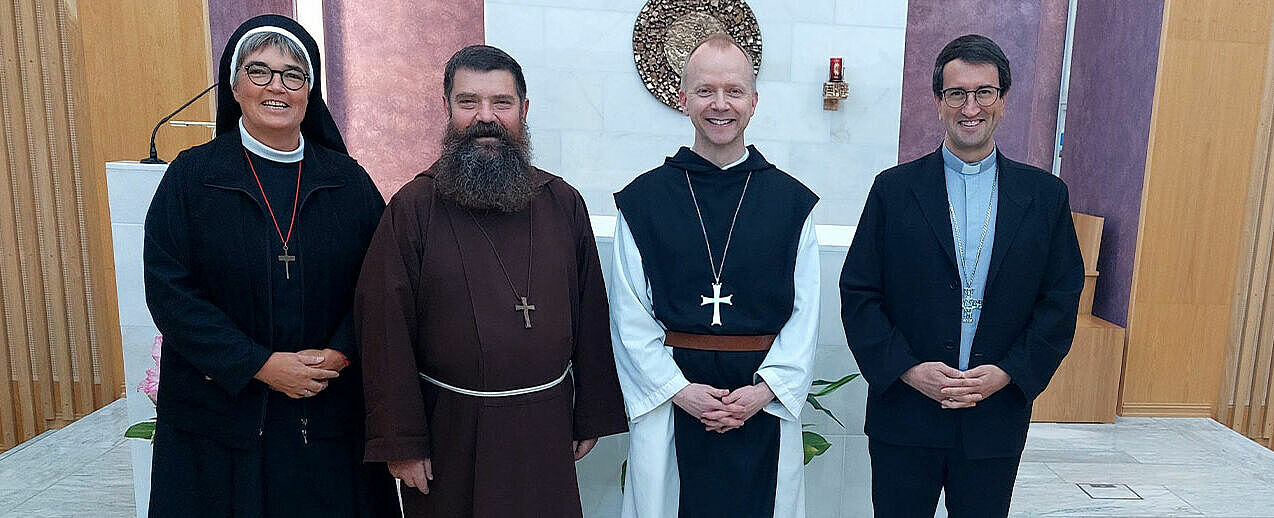 Die Nordische Bischofskonferenz hat ein neues Präsidium gewählt: Bischof Erik Varden (2.v.r.) ist seit 2020 Bischof der Prälatur Trondheim, seit 2023 Apostolischer Administrator der Prälatur Tromsø, Vizepräsident wurde Bischof Raimo Goyarrola (1.v.r.), Mitglied des Ständigen Rates Bischof David Tencer (2.v.l.). Sr. Anna Mirijam Kaschner cps (1.v.l.) wurde als Generalsekretärin im Amt bestätigt. (Foto: Nordische Bischofskonferenz)