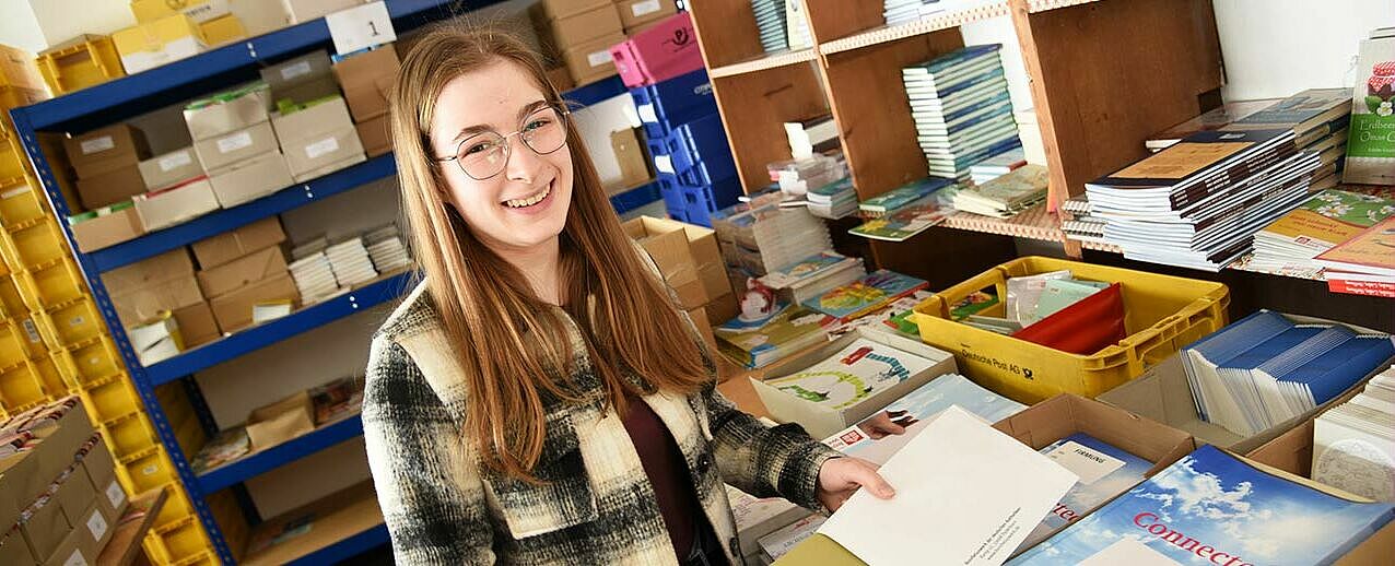 Die ehemalige Bundesfreiwilligendienstleistende Lena Albrecht hat unter anderem bei Versandaktionen im Bonifatiushaus unterstützt. (Foto: Theresa Meier)