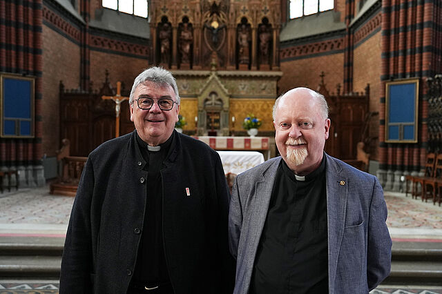 Bonifatiuswerk-Generalsekretär Monsignore Georg Austen (l.) hat sich kürzlich selbst ein Bild von der St.-Johannis-Kirche in Stockholm gemacht und Generalvikar Pascal René Lung (r.) getroffen. (Foto: Theresa Meier)
