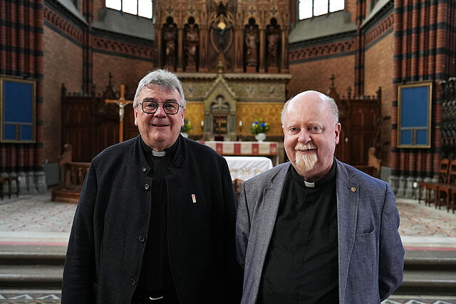 Bonifatiuswerk-Generalsekretär Monsignore Georg Austen (l.) hat sich kürzlich selbst ein Bild von der St.-Johannis-Kirche in Stockholm gemacht und Generalvikar Pascal René Lung (r.) getroffen. (Foto: Theresa Meier)