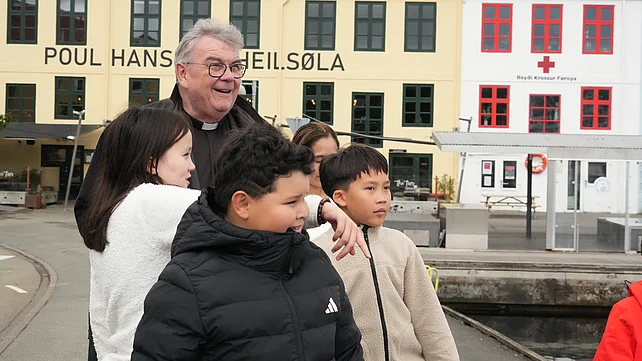 Bonifatiuswerk-Generalsekretär Msgr. Georg Austen mit philippinischen Kindern der Gemeinde unterwegs auf den Färöer-Inseln. Foto: Pfr. Martin Geistbeck