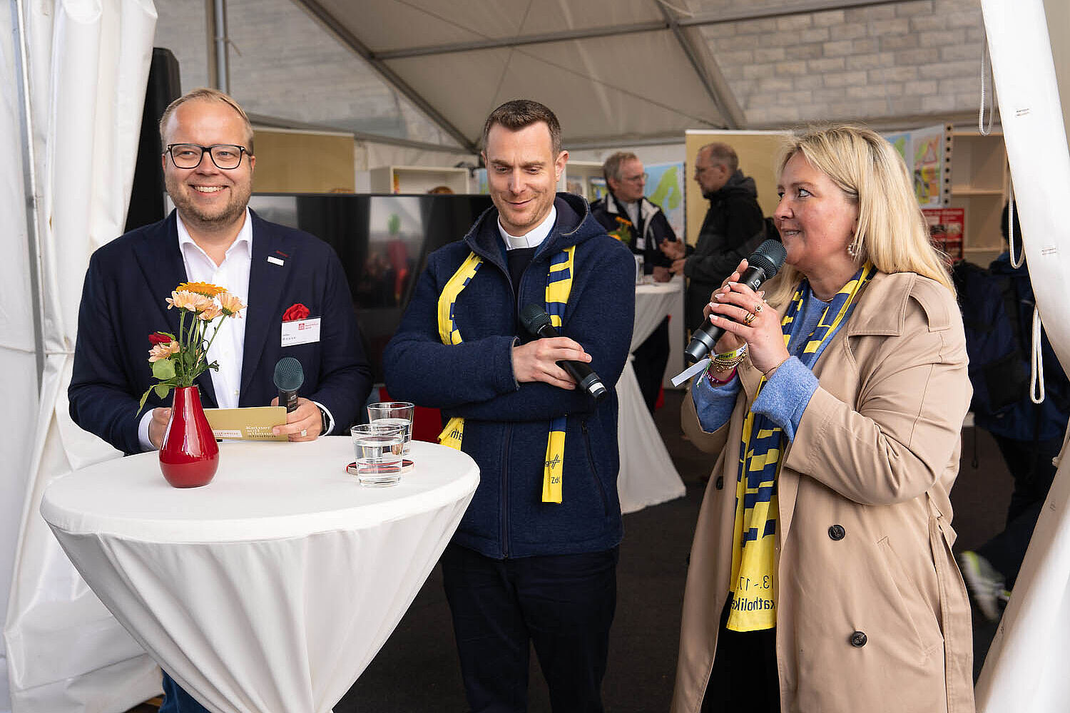 Julian Heese, Pfarrer David Grüntjens ("Chef") und Michelle Engel ("Frengels") 