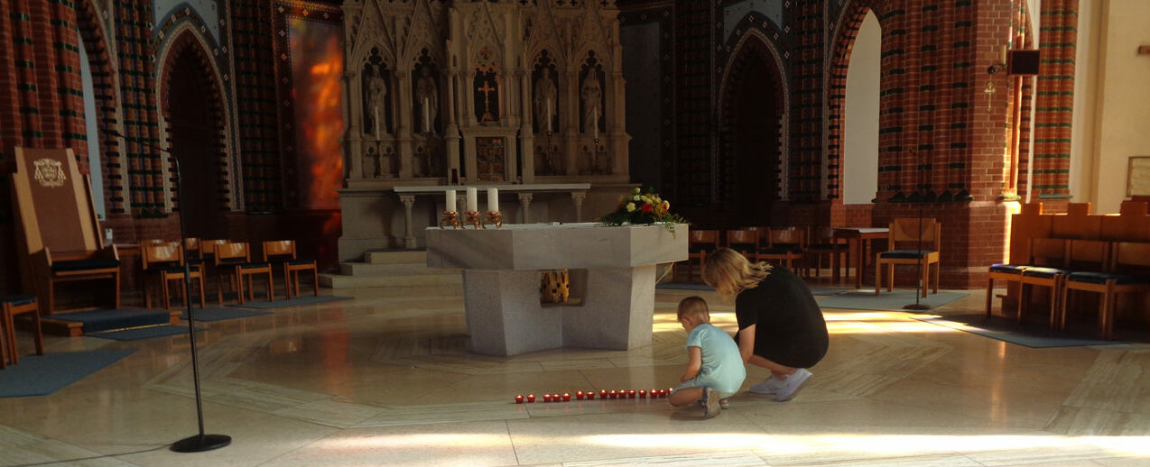 Die Kinder stellen vor dem Altar ein kleines Licht ab.(Foto: Sr. M. Victoria)