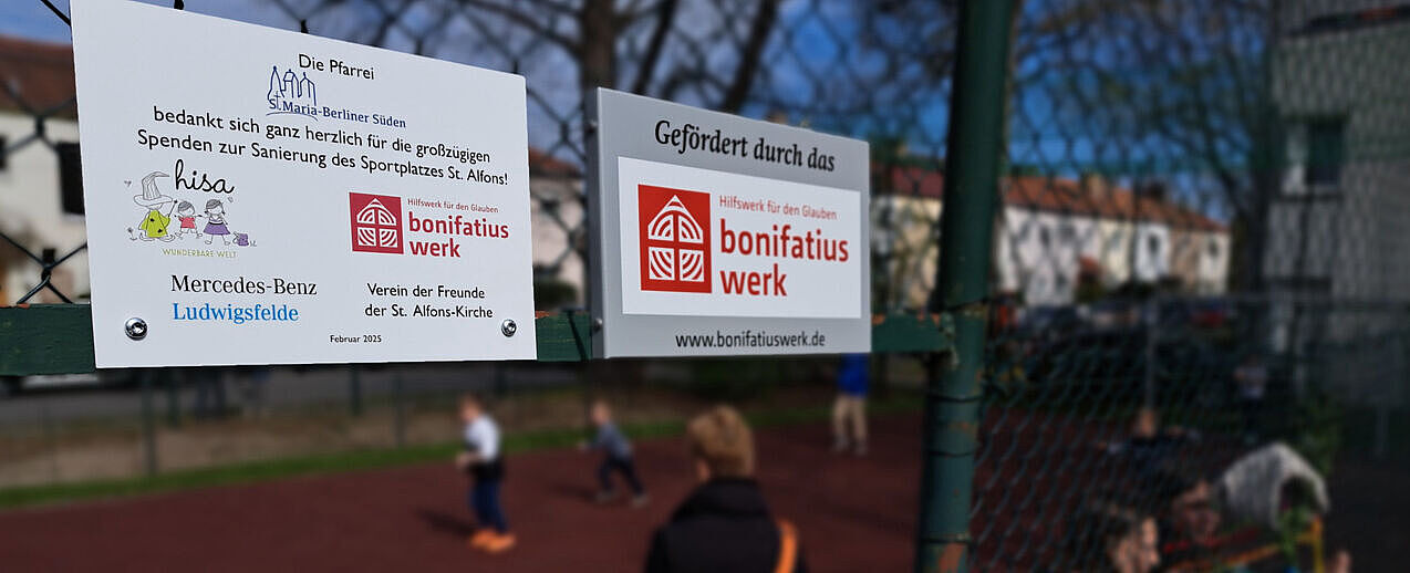 Der frisch sanierte Sportplatz der Pfarrei St. Maria im Berliner Süden kann jetzt wieder von diversen Pfarreigruppen genutzt werden. (Foto: Oliver Reinartz) 