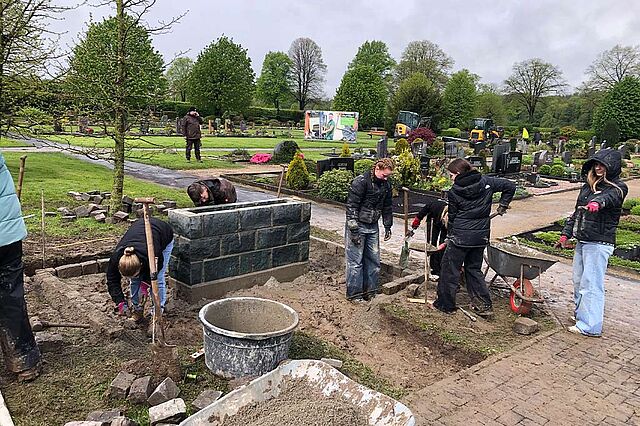 Fleißig bei der Arbeit: Die Firmbewerber aus der Pfarrei Heilige Familie Bad Sassendorf schaffen den Trostweg auf dem Friedhof in Ostinghausen. Foto: Pastoraler Raum Soest