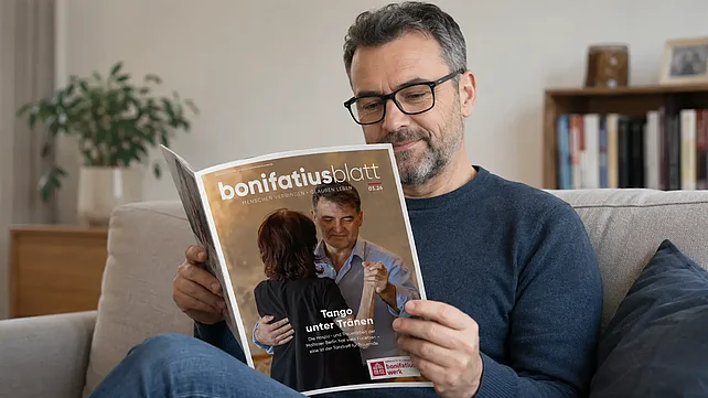 Bietet jede Menge Lesestoff: die aktuelle Ausgabe des „bonifatiusblattes“ – Mitgliedermagazin (nicht nur) für Mitglieder des Bonifatiuswerkes. Das Foto wurde mit KI-Unterstützung generiert.