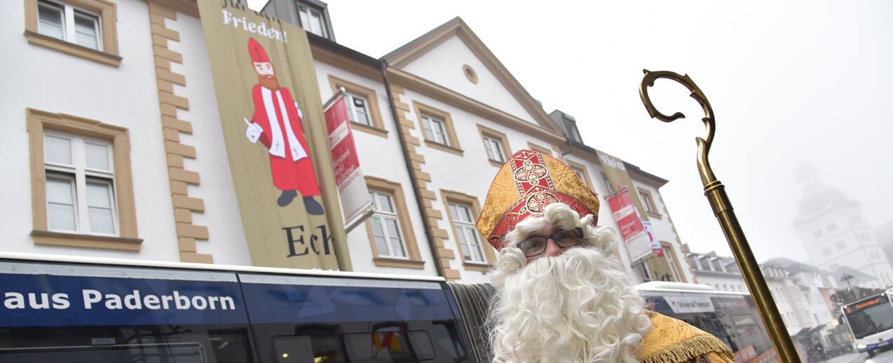 Der Heilige Nikolaus war am Dienstagmittag vor dem Bonifatiushaus auf dem Kamp unterwegs. An der Fassade hängen zwei zehn Meter lange Banner. (Foto: Marius Thöne)