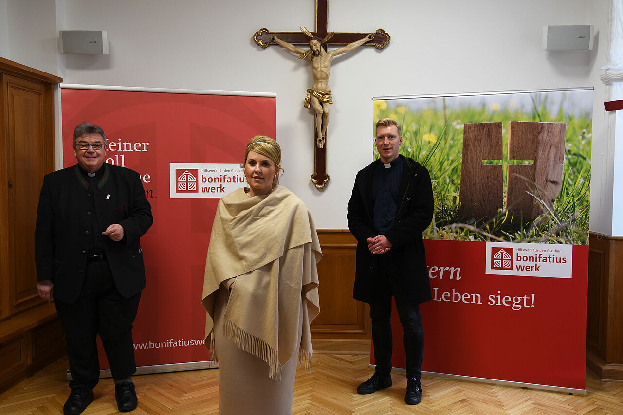 Monsignore Georg Austen, Maite Kelly und Dr. Nils Petrat (v.l.) (Foto: Theresa Meier)
