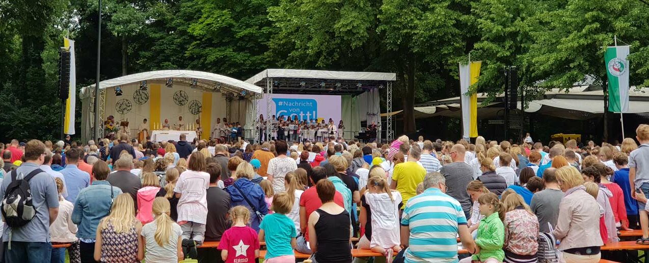 Mehr als 2.000 Teilnehmerinnen und Teilnehmer feierten einen Open-Air Gottesdienst zusammen mit Weihbischof Hubert Berenbrinker. Musikalisch begleitet wurde der Gottesdienst von einem Kinderchor aus Meschede. (Foto: David Gorny)