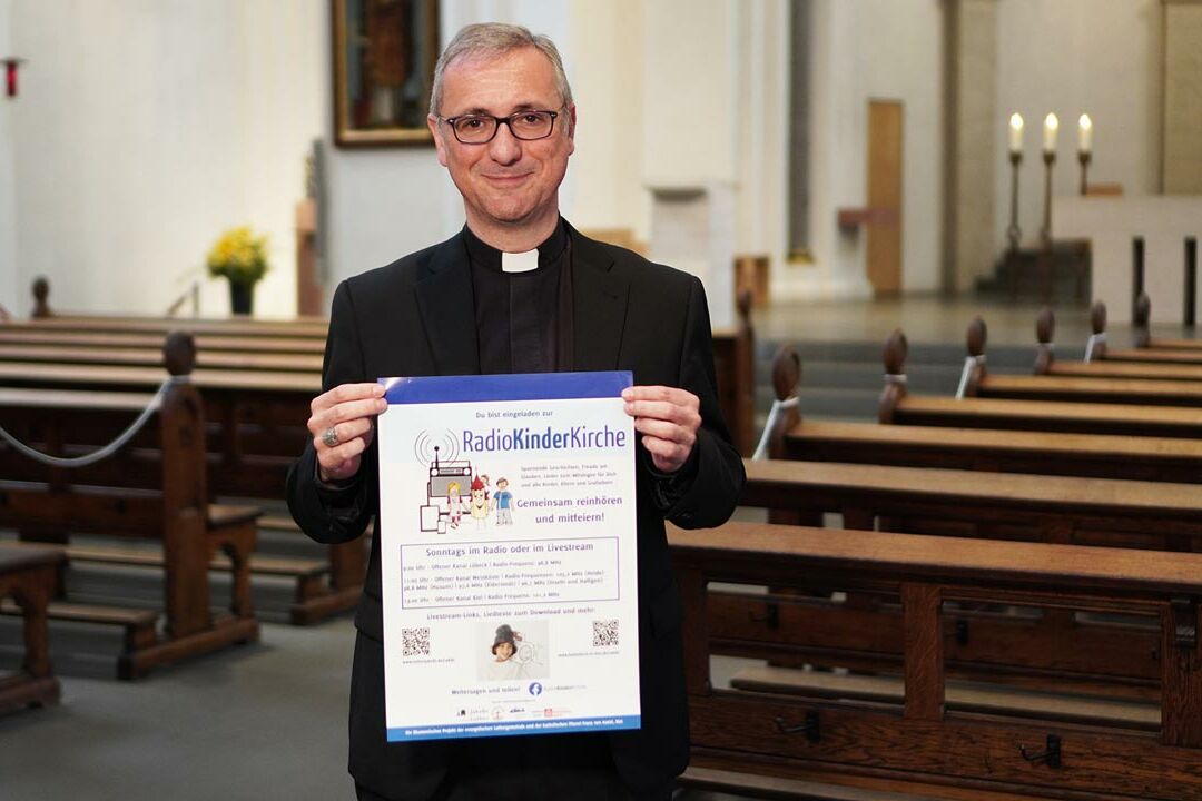 Der Erzbischof von Hamburg, Stefan Heße, unterstützt das Projekt der RadioKinderKirche.