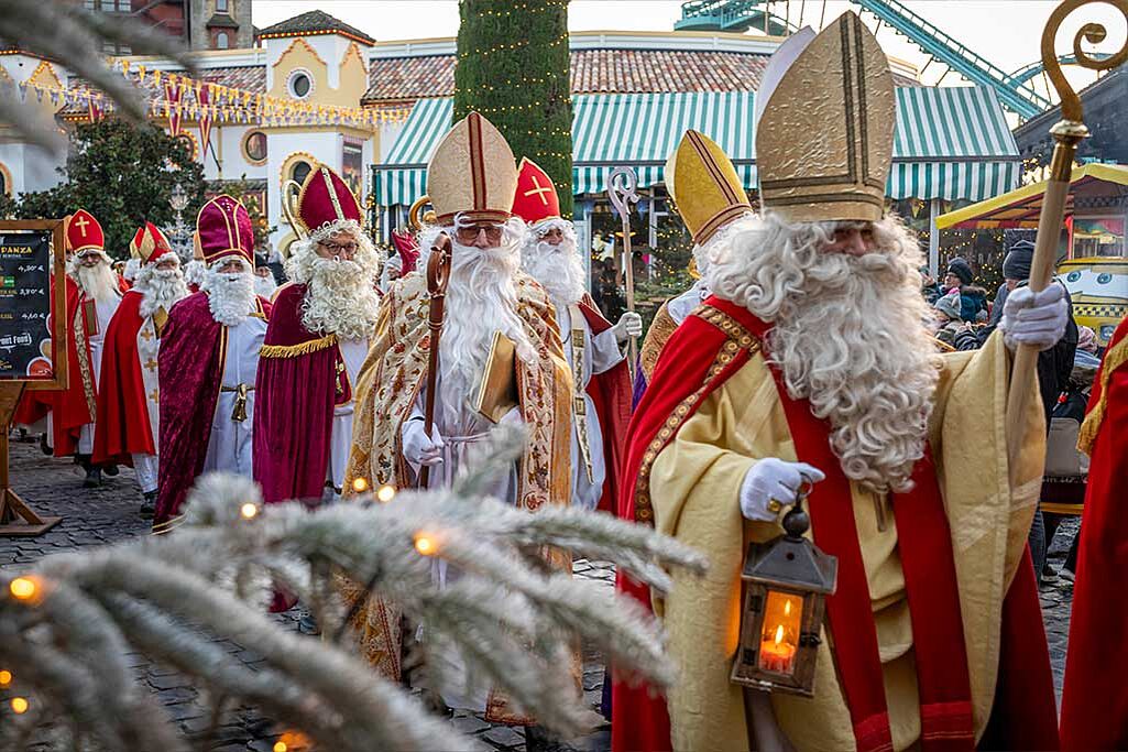Gemeinsam zogen sie durch den Europa-Park. (Foto: © Europa-Park )
