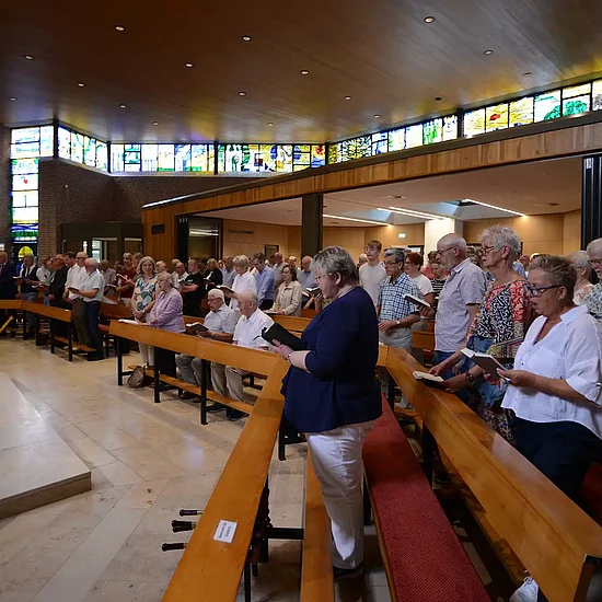 Etwa 250 Gläubige feierten die Wiedereröffnung in Emlichheim. (Foto: Marion Bleumer)